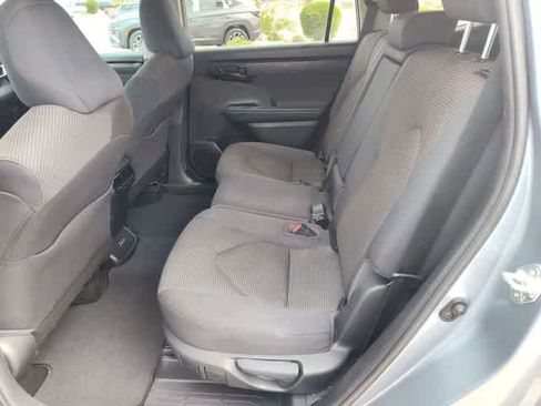 Used 2022 Toyota Highlander LE AWD/4WD image 16
