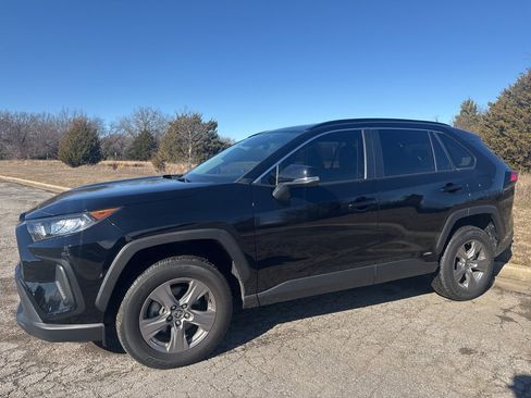 Used 2022 Toyota RAV4 LE image 2
