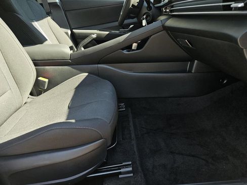 New 2025 Hyundai Elantra SE image 9