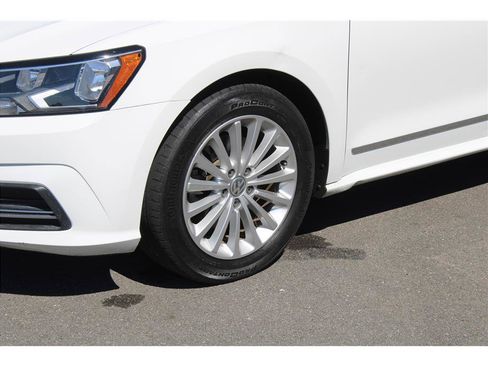 Used 2017 Volkswagen Passat 1.8T SE FWD image 6