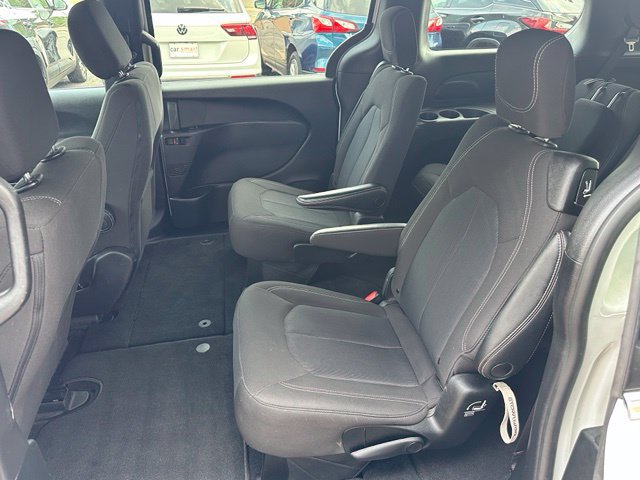Used 2023 Chrysler Pacifica Touring FWD image 15