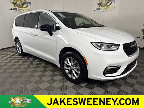 New 2026 Chrysler Pacifica Select image 1