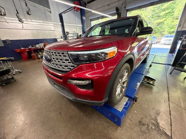 Used 2021 Ford Explorer Limited w/ Equipment Group 301A AWD/4WD image 2