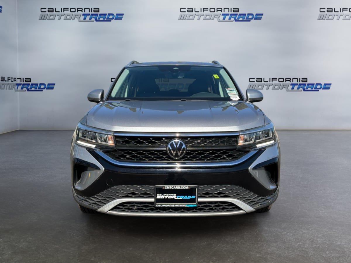 Used 2023 Volkswagen Taos SE w/ Panoramic Sunroof Package FWD image 2