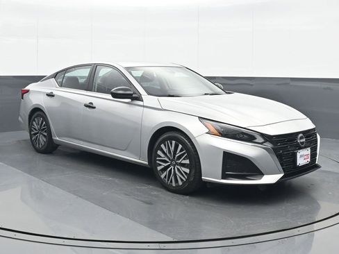 Used 2023 Nissan Altima 2.5 SV image 9