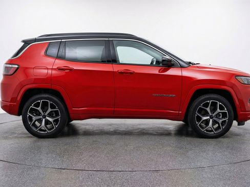 Used 2025 Jeep Compass Limited image 11
