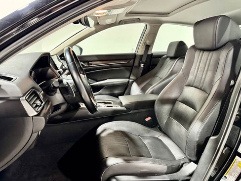 Used 2020 Honda Accord Touring image 3