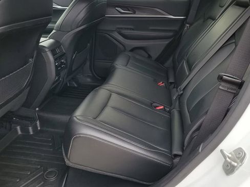 Used 2023 Jeep Grand Cherokee Limited w/ Black Appearance Package image 11