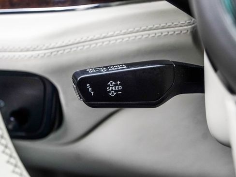 Used 2021 Bentley Bentayga AWD/4WD image 41