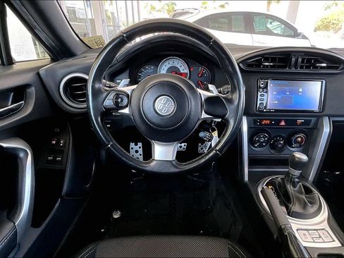 Used 2017 Toyota 86 RWD image 8