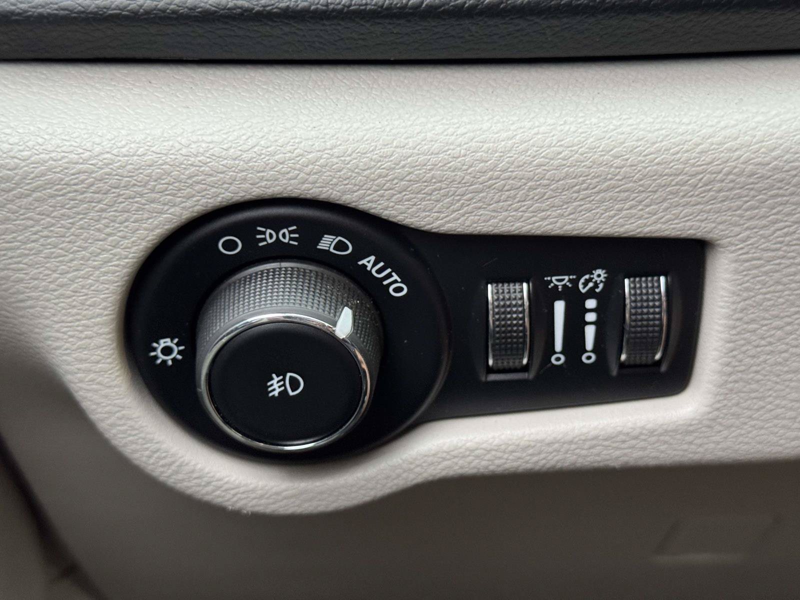 Used 2018 Chrysler Pacifica Touring-L Plus FWD image 17
