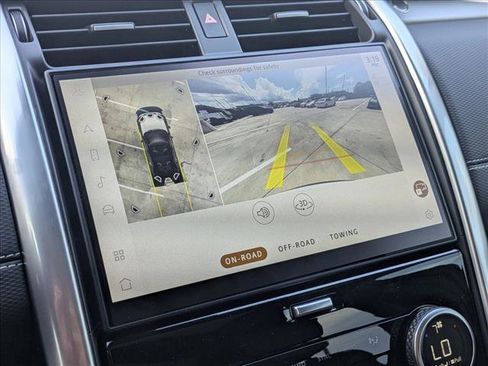 New 2025 Land Rover Discovery Dynamic SE image 13