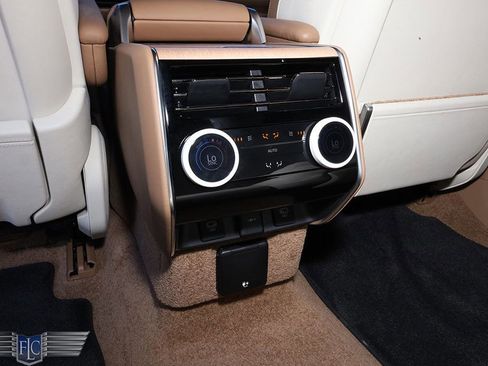 Used 2024 Land Rover Range Rover SV image 23