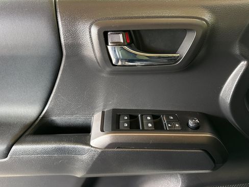 Used 2022 Toyota Tacoma TRD Off-Road w/ Technology Package AWD/4WD image 12