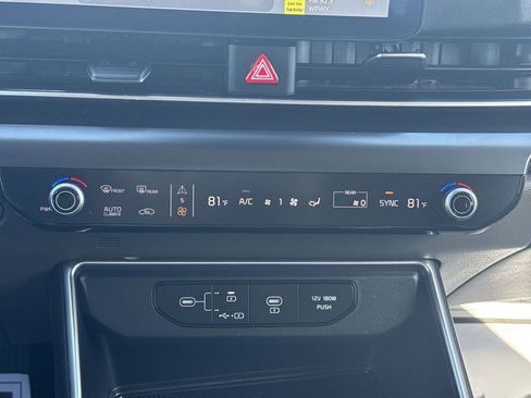 Used 2025 Kia Carnival image 16