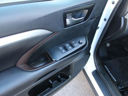 Used 2019 Toyota Highlander XLE image 32