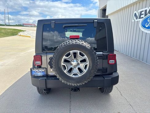 Used 2017 Jeep Wrangler Unlimited Rubicon w/ Max Tow Package AWD/4WD image 5
