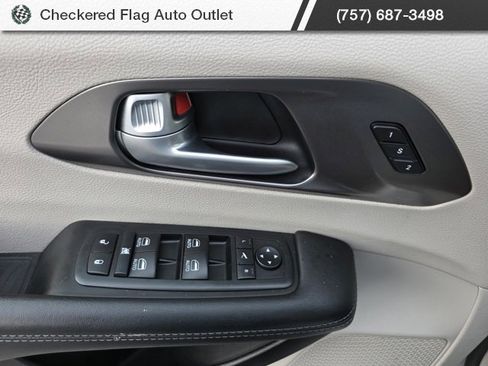 Used 2018 Chrysler Pacifica Limited image 22