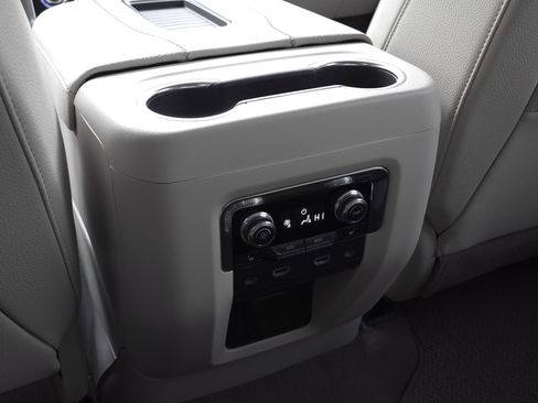 Used 2024 GMC Yukon XL Denali w/ Advanced Technology Package image 32