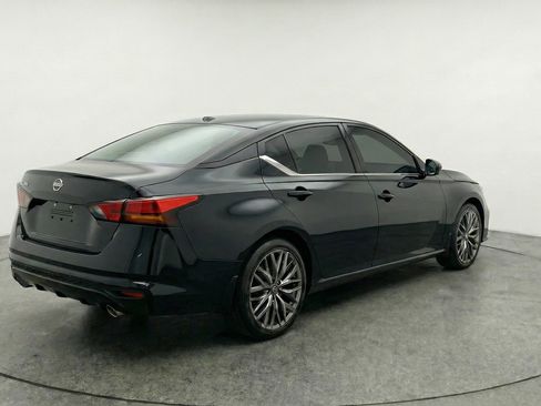 Used 2025 Nissan Altima 2.5 SV FWD image 9