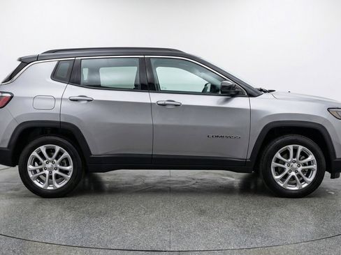 Used 2025 Jeep Compass Limited image 11