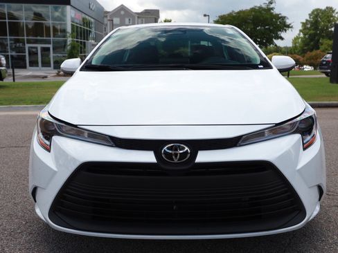 Used 2025 Toyota Corolla LE w/ Convenience Package FWD image 8