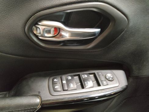 Used 2020 Jeep Cherokee Latitude Plus FWD image 27