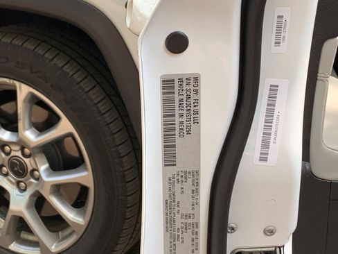 Used 2025 Jeep Compass Limited image 10