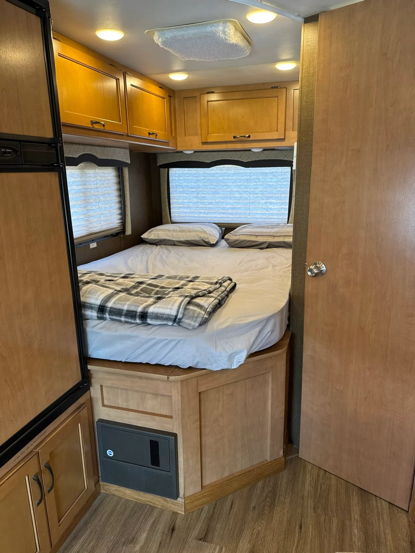 Used 2017 Ford E-450 and Econoline 450 Super Duty w/ Motorhome Prep Package RWD image 46