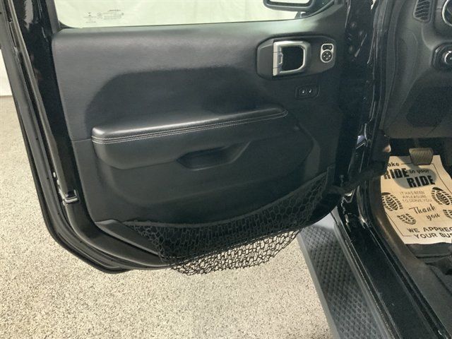 Used 2018 Jeep Wrangler Unlimited Sahara AWD/4WD image 28