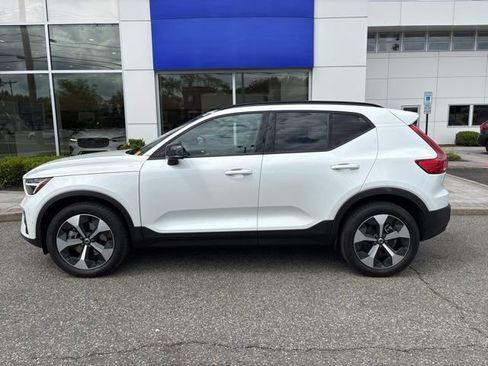 Used 2025 Volvo XC40 B5 Plus AWD/4WD image 2