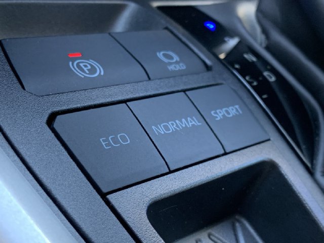 Used 2025 Toyota RAV4 XLE FWD image 28