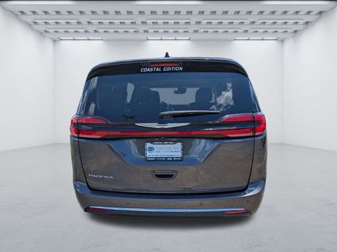 Used 2023 Chrysler Pacifica Touring-L FWD image 5