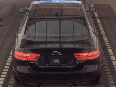 Used 2018 Jaguar XE Premium image 5
