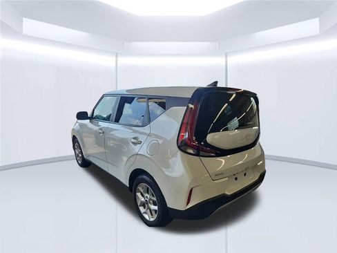 Used 2025 Kia Soul LX w/ LX Technology Package FWD image 2