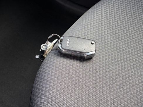 Used 2025 Kia Soul LX w/ LX Technology Package FWD image 18