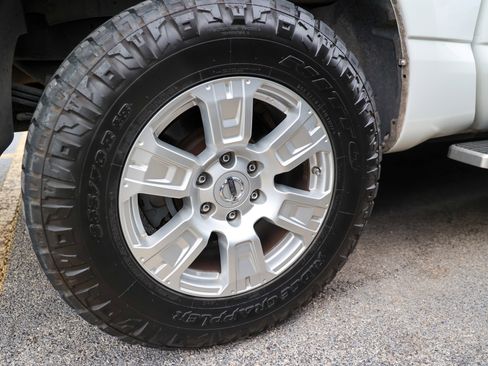 Used 2018 Nissan Titan SV AWD/4WD image 16