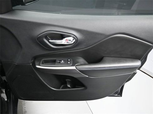 Used 2019 Jeep Cherokee Latitude w/ Cold Weather Group image 32