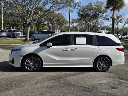 Used 2025 Honda Odyssey Touring image 3