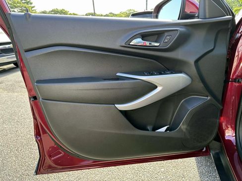 Used 2025 Chevrolet Trax LS w/ LS Convenience Package FWD image 8