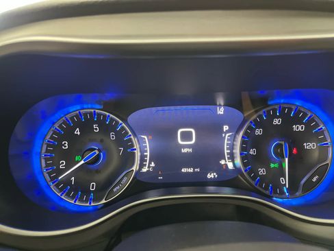 Used 2023 Chrysler Pacifica Limited w/ Uconnect Theater Family Group image 26