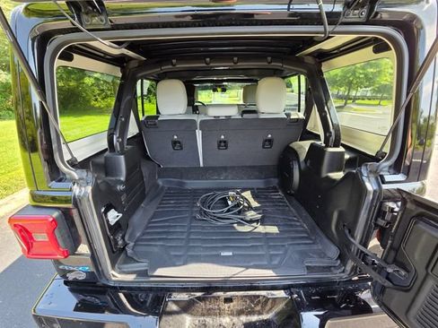 Used 2023 Jeep Wrangler Unlimited Sahara AWD/4WD image 31