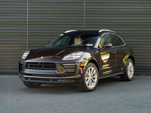 Certified 2022 Porsche Macan AWD/4WD image 1