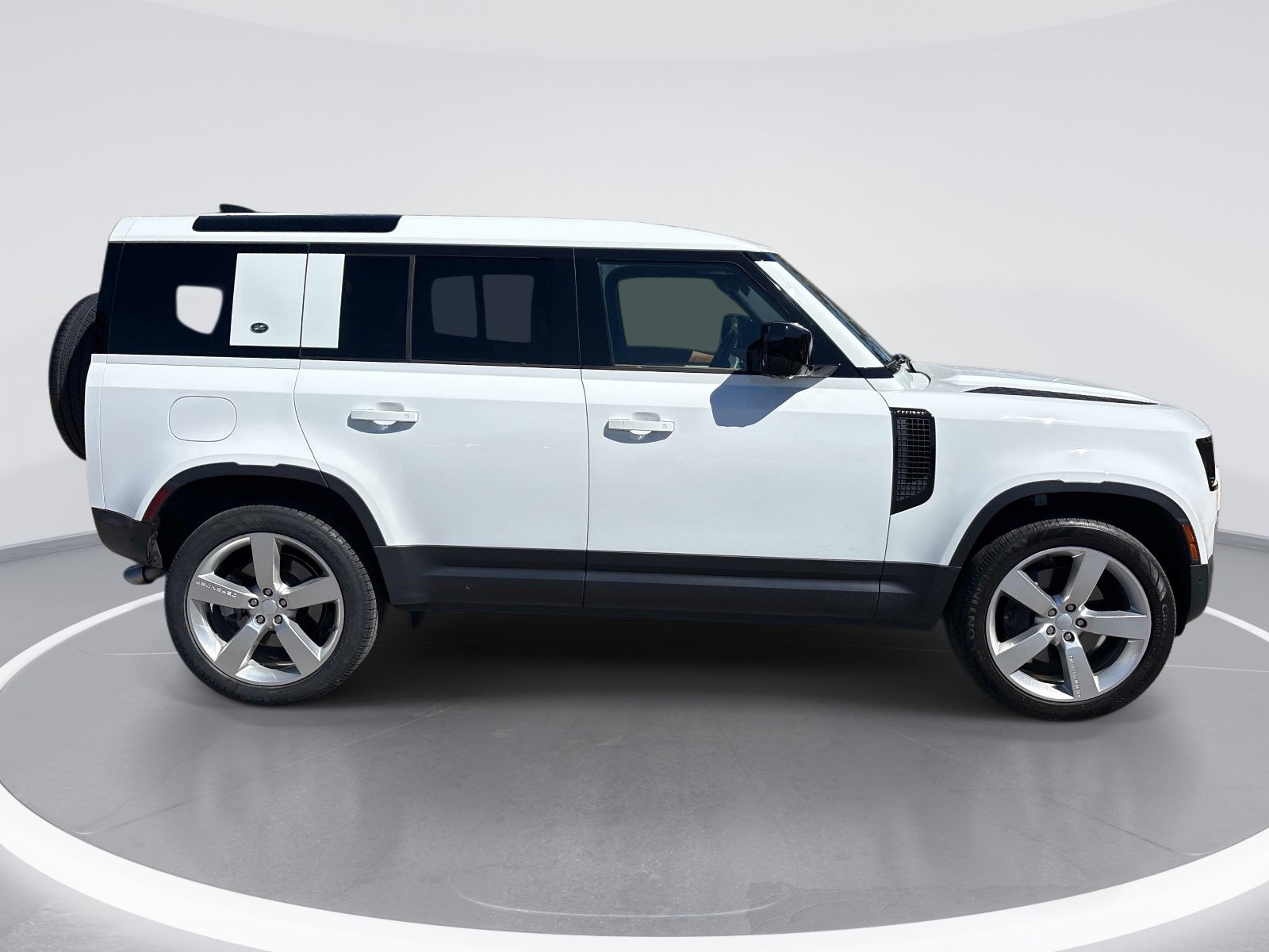 Used 2024 Land Rover Defender 110 SE AWD/4WD image 9