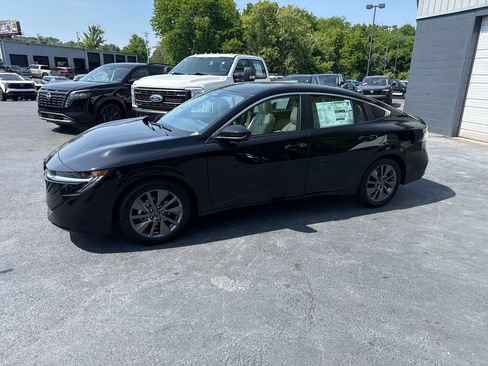 New 2026 Nissan Sentra SL FWD image 2
