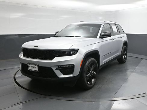 Used 2025 Jeep Grand Cherokee Limited w/ Black Appearance Package RWD image 34