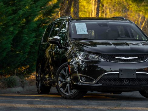 Used 2019 Chrysler Pacifica Limited w/ Tire & Wheel Group image 27