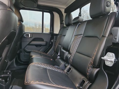 Used 2023 Jeep Gladiator Overland image 16