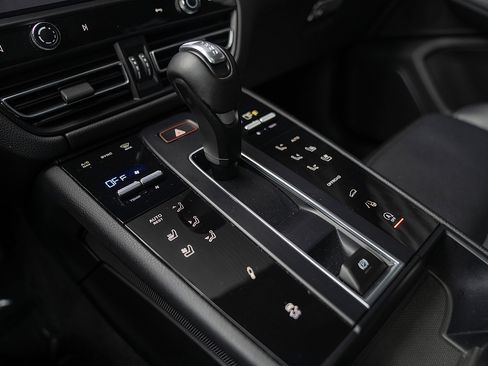 Certified 2023 Porsche Macan AWD/4WD image 15