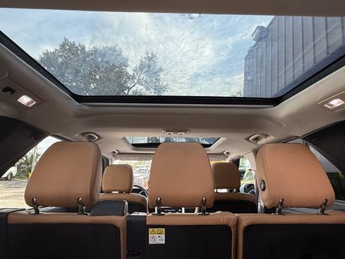 Used 2017 Land Rover Discovery HSE AWD/4WD image 18